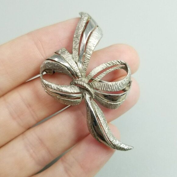 Vintage Sterling Silver Bow Shape Metal Brooch, Ribbon Lapel Pin, Retro Estate - Picture 1 of 9